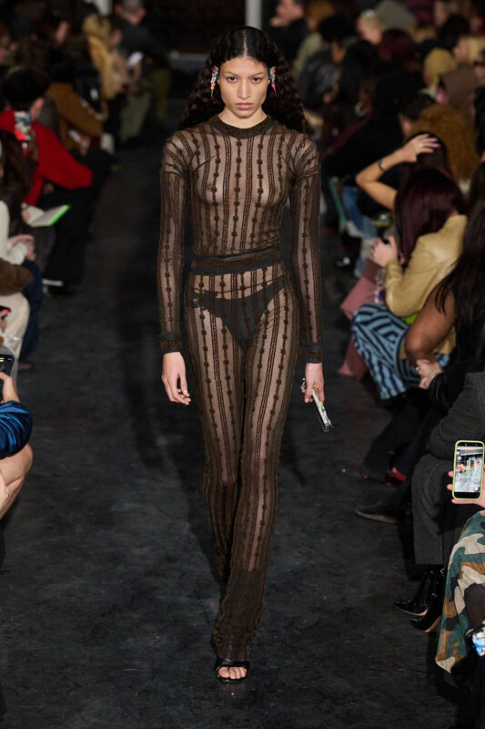 Обтягивающий комбинезон с прозрачной текстурой и графическим узором, подчеркивающий стройность модели