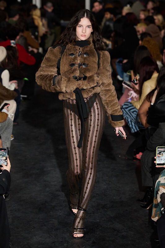 Мягкий коричневый жакет с крупными пуговицами в сочетании с прозрачными брюками, создающий стильный образ для осени