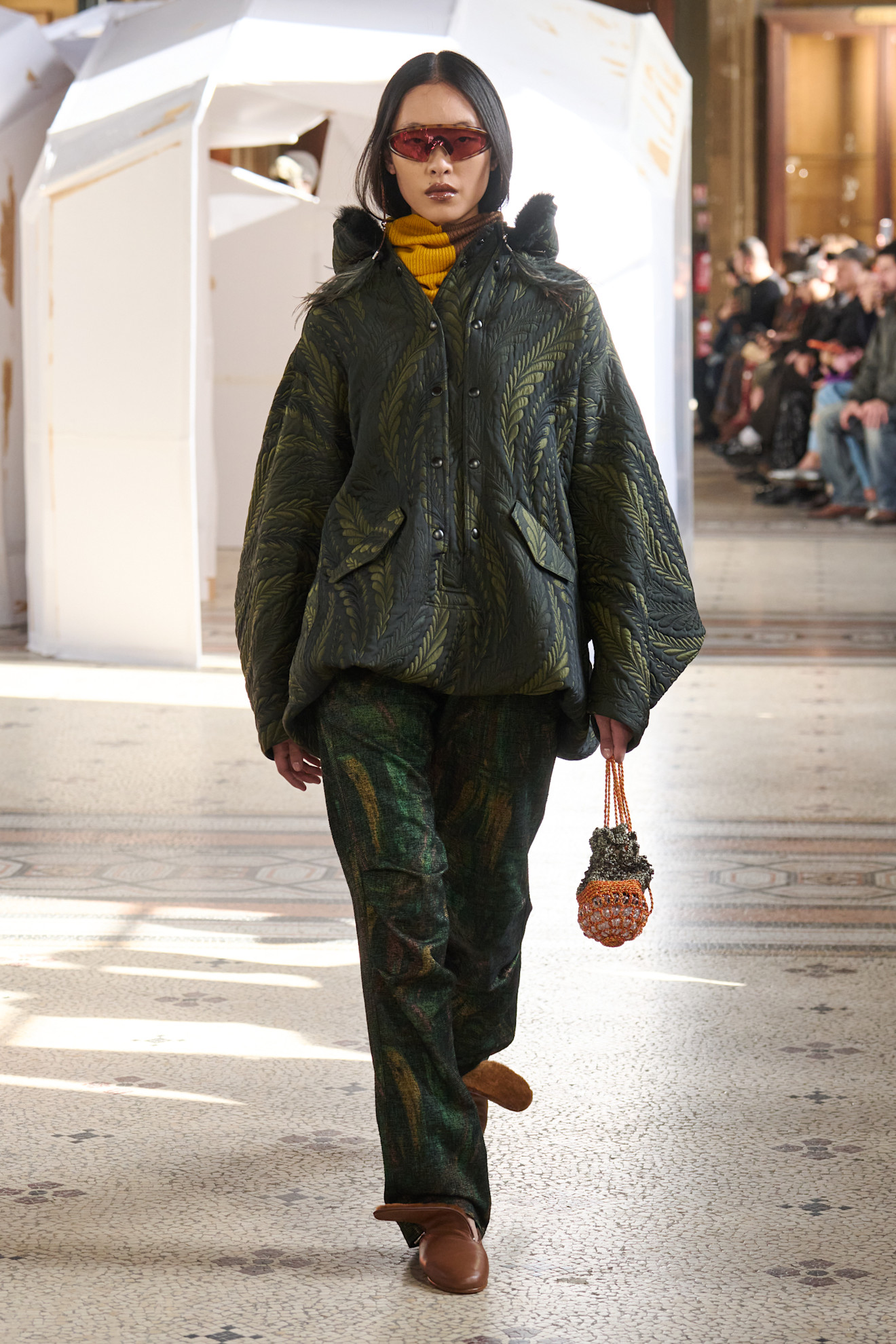 Уютный пуховик с растительным принтом и ярким свитером, дополненный стильными очками и оригинальной сумочкой