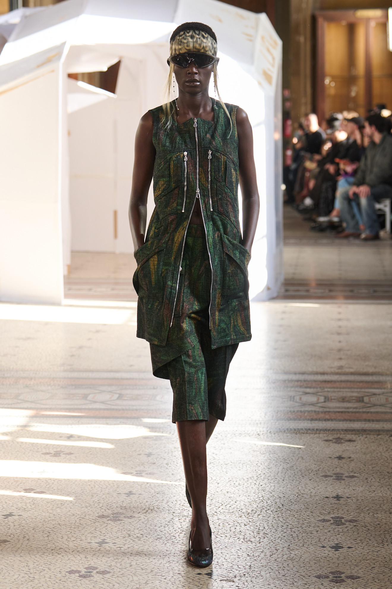 Элегантный наряд с короткими шортами и жилетом на молнии, акцент на текстуре ткани и смелых аксессуарах