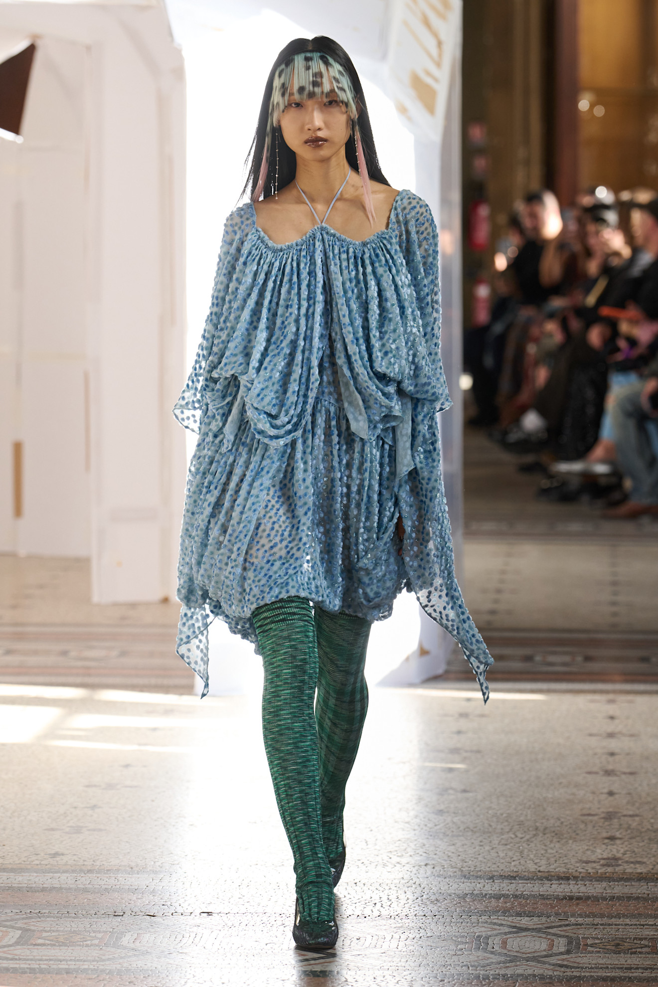 Легкое платье из прозрачной ткани с волнистыми складками в нежно-голубом цвете, дополненное яркими колготками и аксессуарами