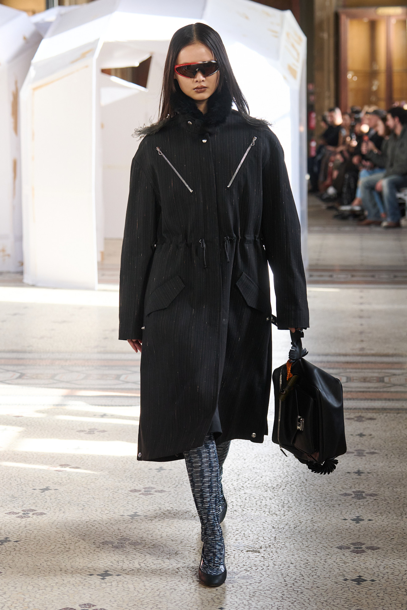 Стильное черное пальто с вертикальными полосками и меховым воротником, завершенное солнцезащитными очками и сумкой