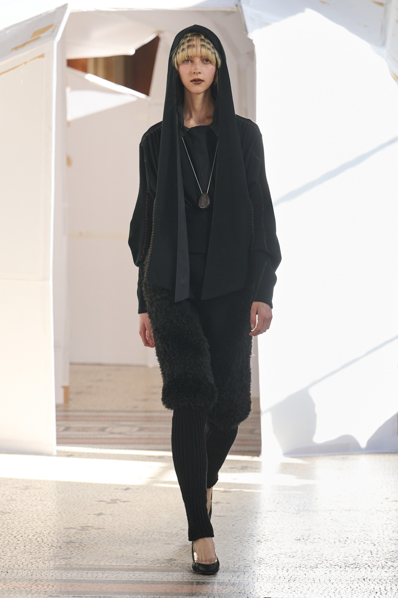 Черный наряд с капюшоном и фактурными элементами, создающий загадочную атмосферу