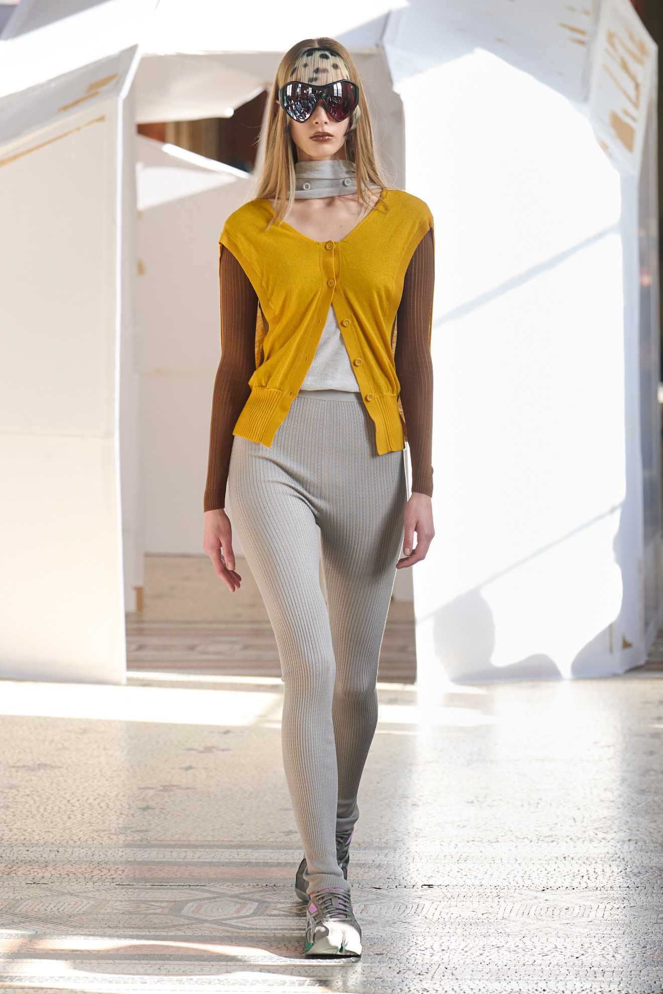 Яркий кардиган с контрастными рукавами и облегающие серые брюки создают стильный образ для осени.