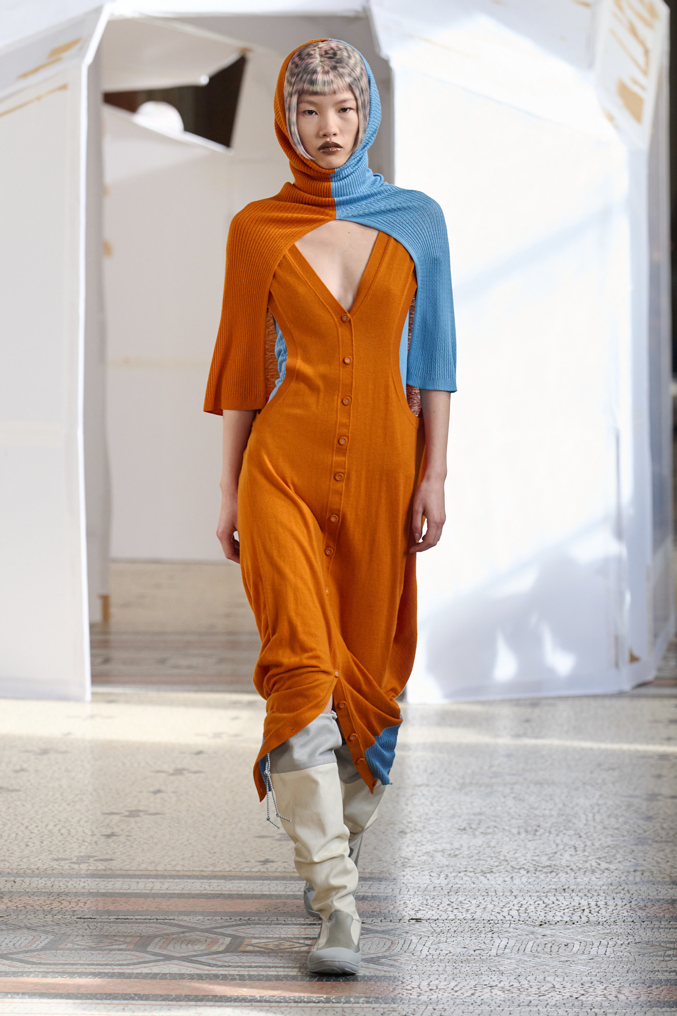 Длинное платье с глубоким вырезом и капюшоном в контрастных цветах, идеально подходящее для смелых модниц.