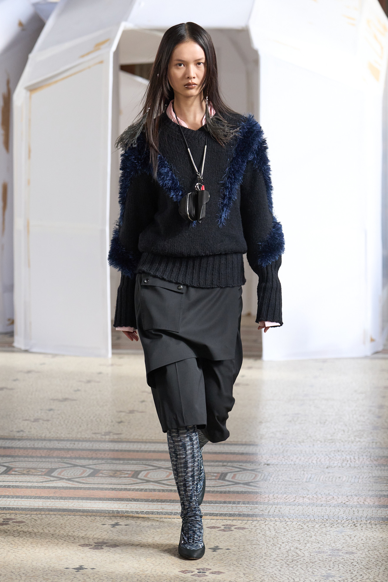 Уютный черный свитер с пушистыми вставками, комбинированный с многослойной юбкой и стильными ботфортами