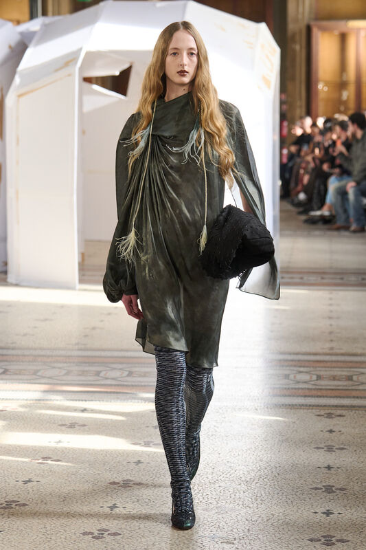 Элегантное платье оливкового оттенка с драпировкой и длинными рукавами, дополненное черными колготками и сумкой