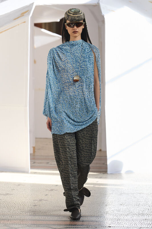 Воздушная блуза с асимметричным кроем в голубых тонах, сочетание с брюками с геометрическим принтом и крупными аксессуарами