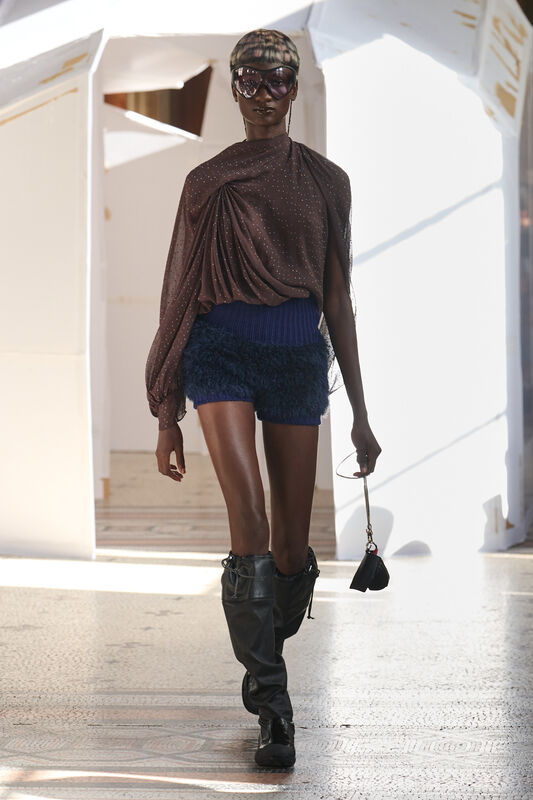 Блуза с драпировкой в коричневом цвете и короткие шорты из пушистого материала, создающие игривый контраст