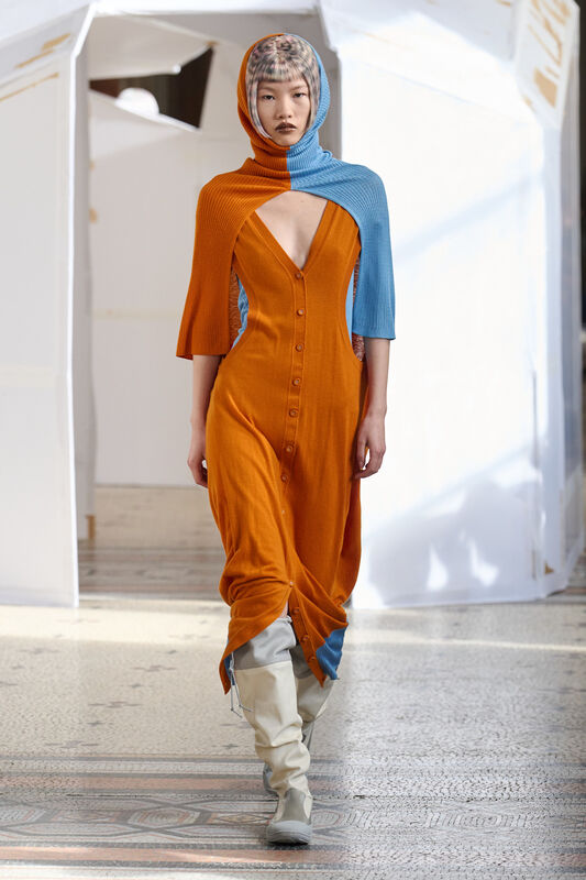 Длинное платье с глубоким вырезом и капюшоном в контрастных цветах, идеально подходящее для смелых модниц.