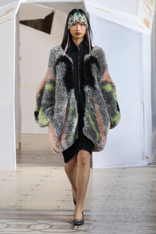 Яркое меховое пальто с геометрическим узором, дополненное облегающим платьем и элегантными туфлями