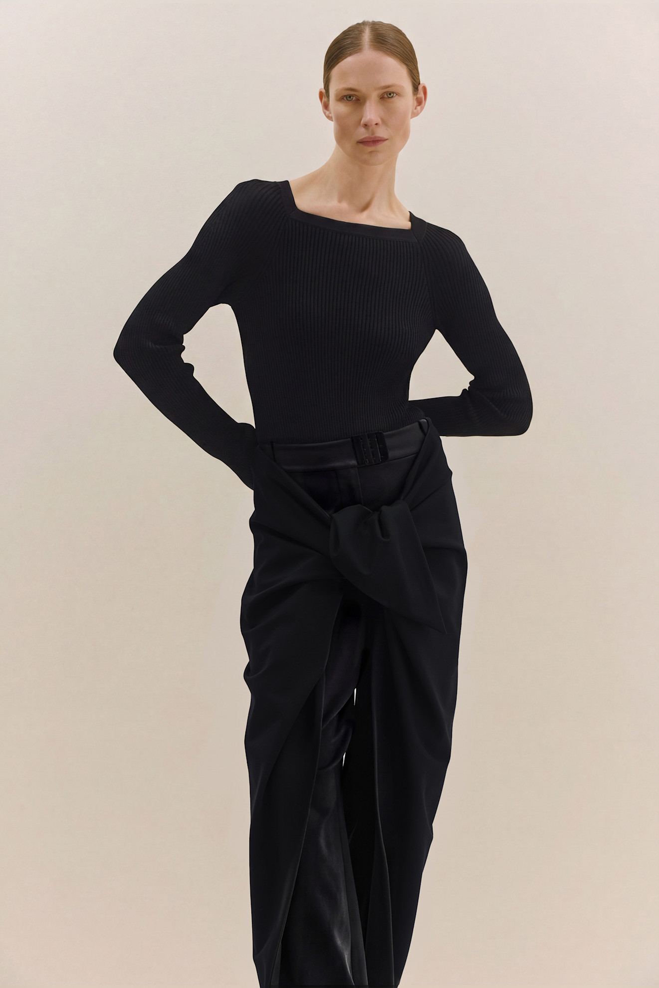 Обтягивающий черный топ с квадратным вырезом и длинными рукавами, дополненный объемными брюками с узлом на талии