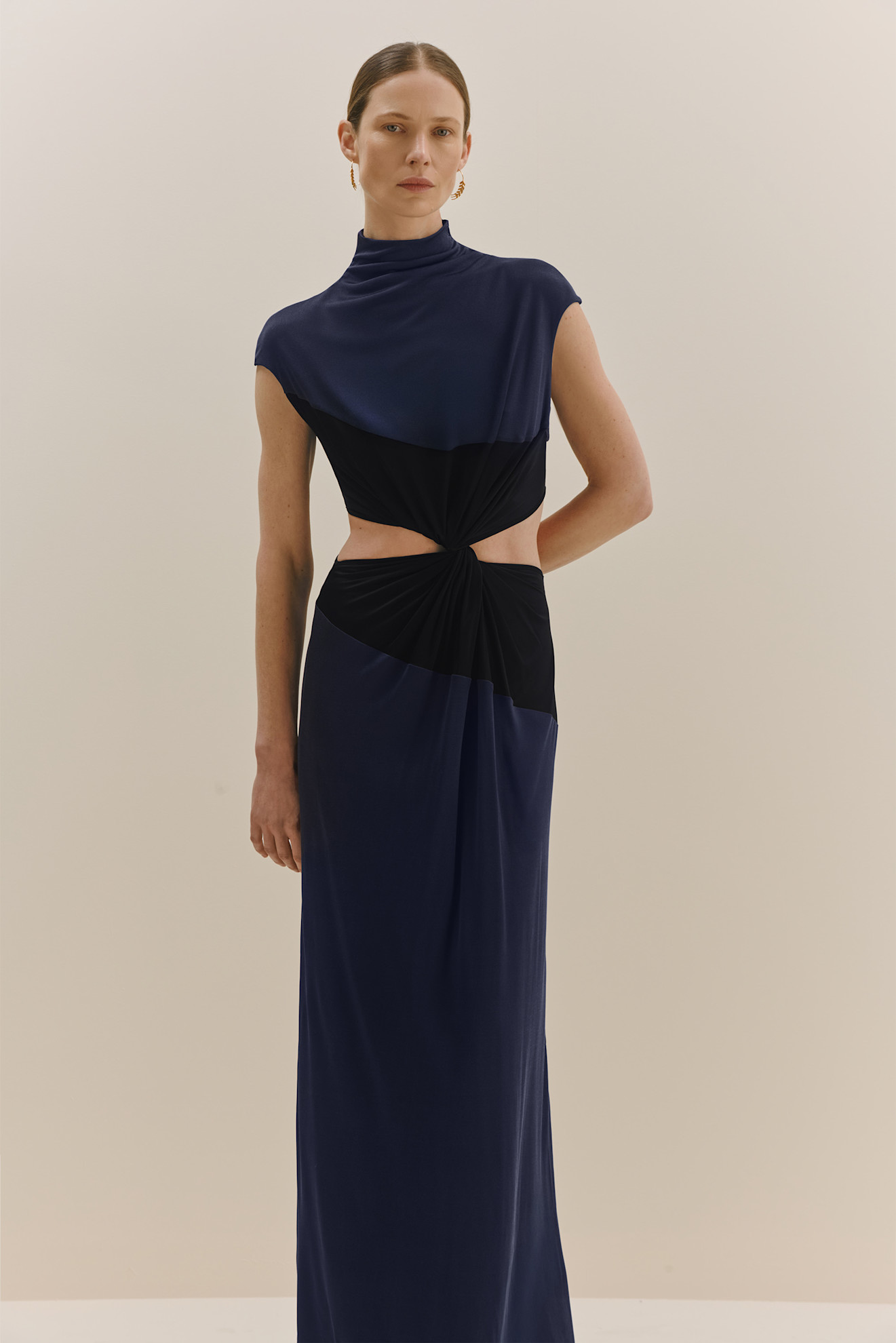 Платье в темно-синих и черных тонах с асимметричным кроем и акцентом на талии, подчеркивающее силуэт