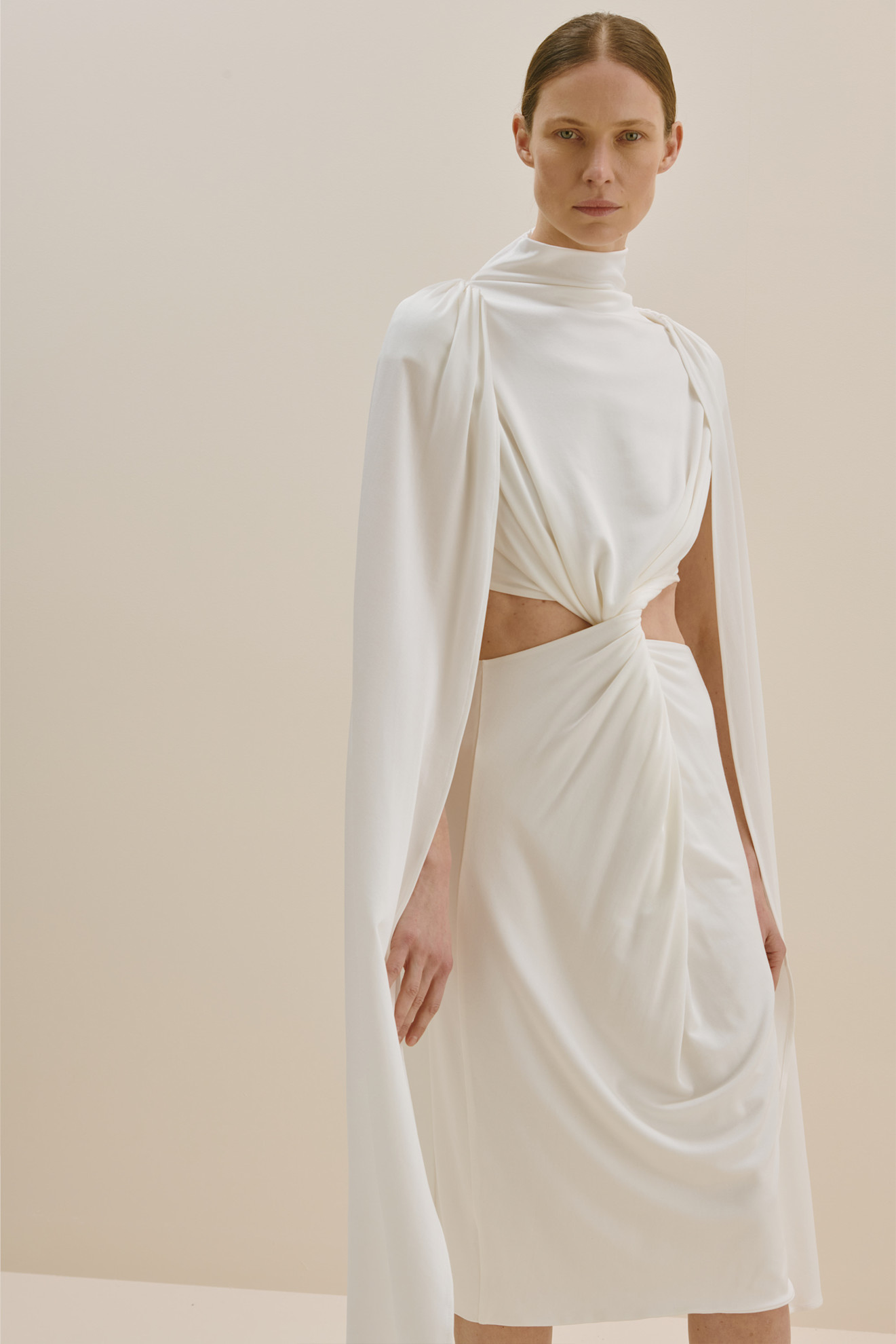 Белоснежное платье с капюшоном и драпировкой, создающее воздушный и утонченный образ