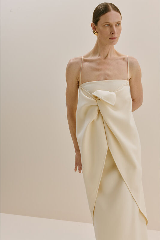 Нежное платье с драпировкой и тонкими бретелями, создающее романтичный и изысканный силуэт.