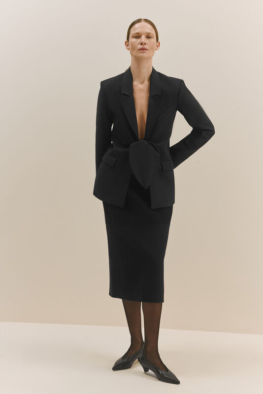 Элегантный черный пиджак с глубоким вырезом и завязкой на талии, сочетание с облегающей юбкой