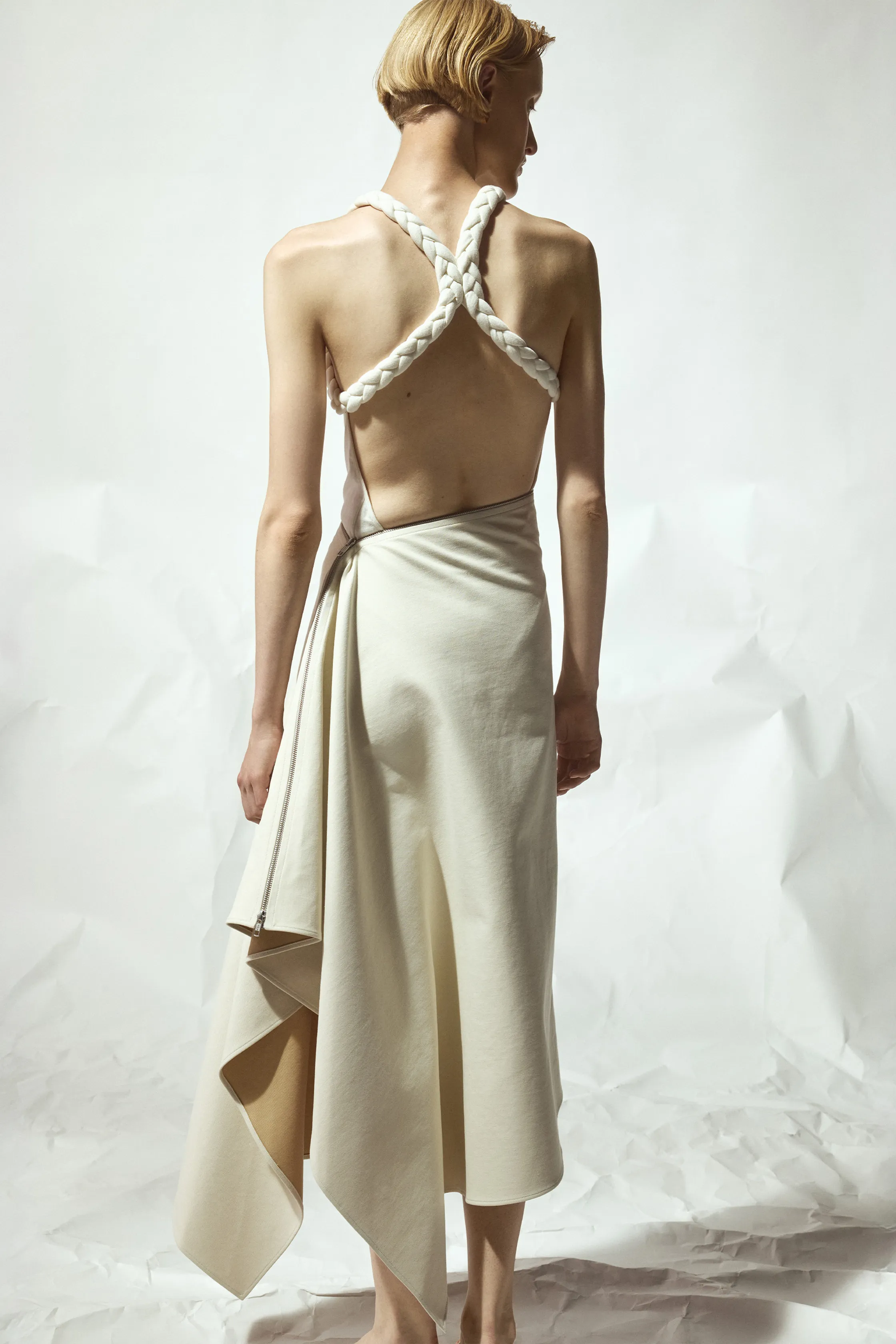 Открытое платье с плетеными бретелями и завязкой на талии, создающее эффект легкости и романтики