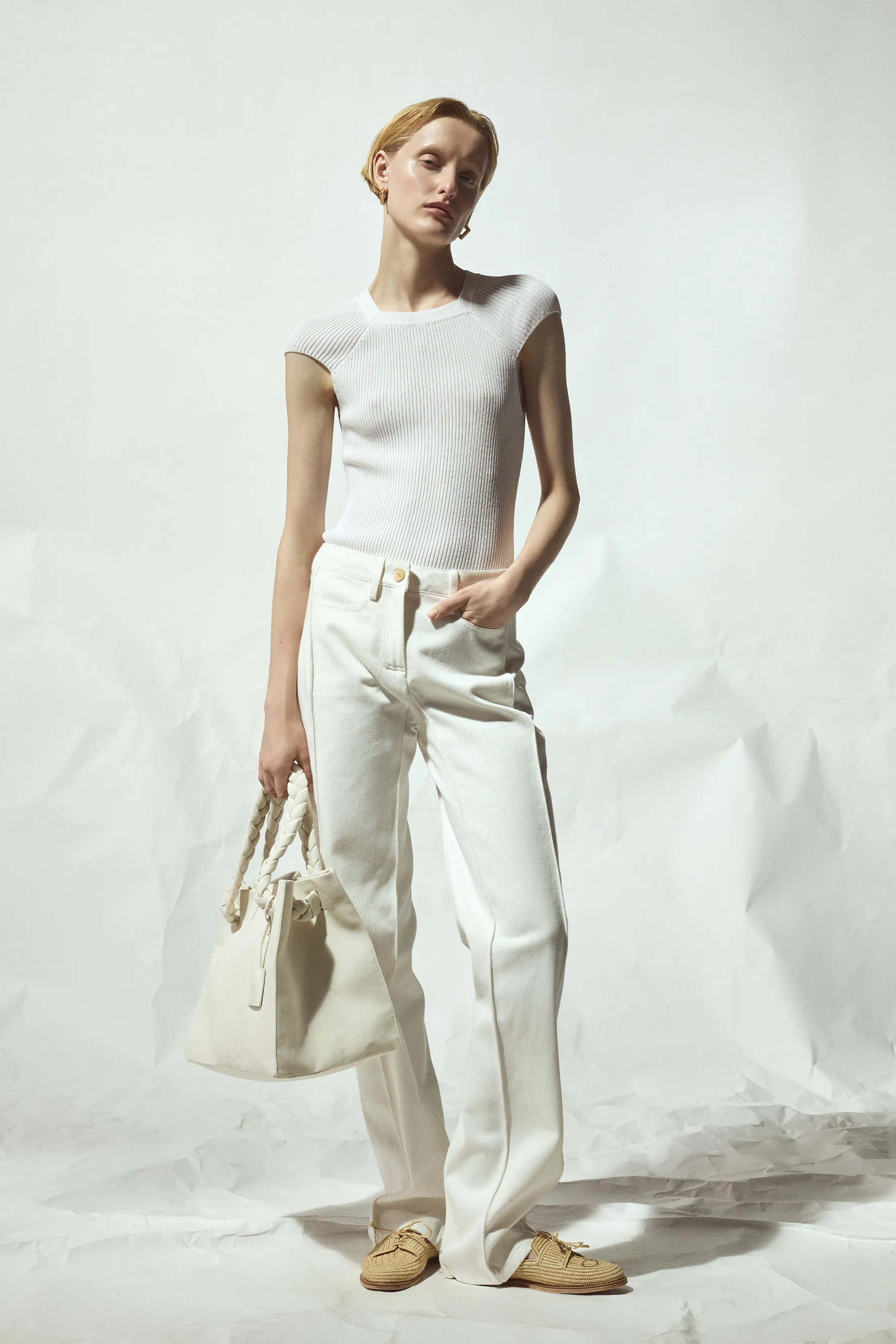 Легкий белый топ с короткими рукавами и широкие брюки, создающие свежий и минималистичный образ для весны