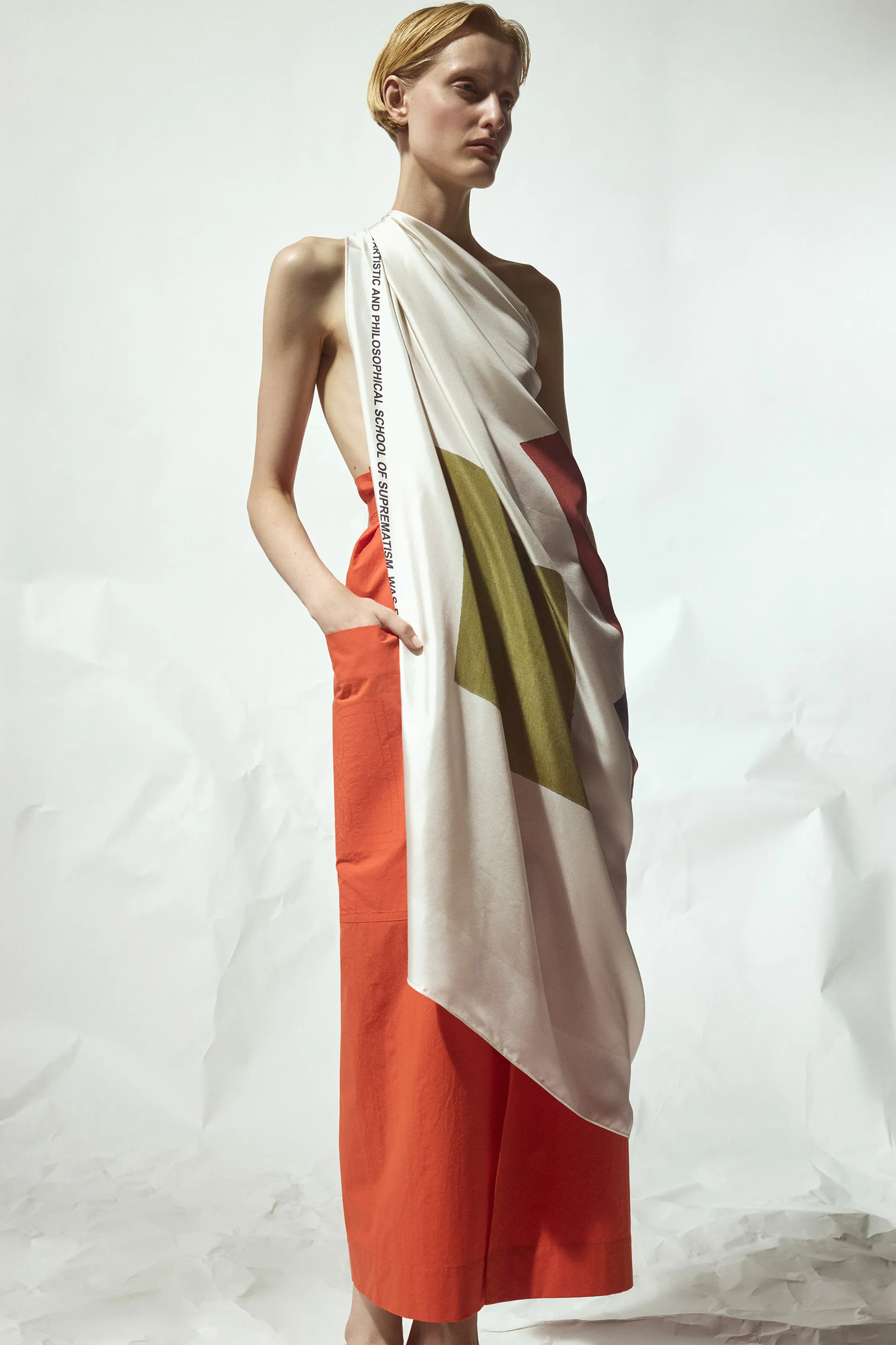 Комбинированное платье с яркими геометрическими элементами и драпировкой, создающее динамичный образ