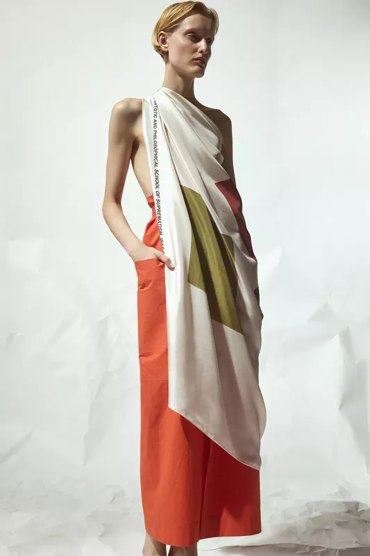 Комбинированное платье с яркими геометрическими элементами и драпировкой, создающее динамичный образ