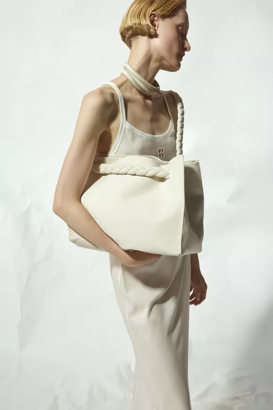 Стильный образ с белой сумкой и облегающим платьем, акцент на текстуре и минимализме аксессуаров