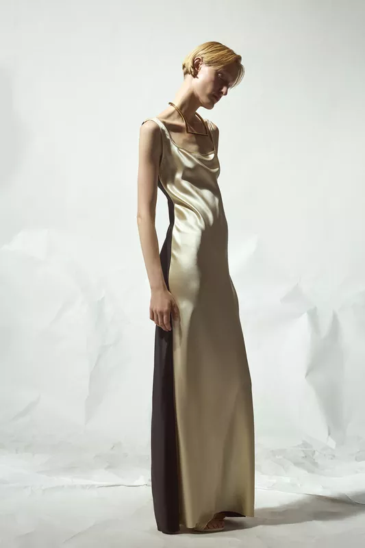 Платье из блестящего сатина с глубоким вырезом и контрастными черными вставками, излучающее утонченность