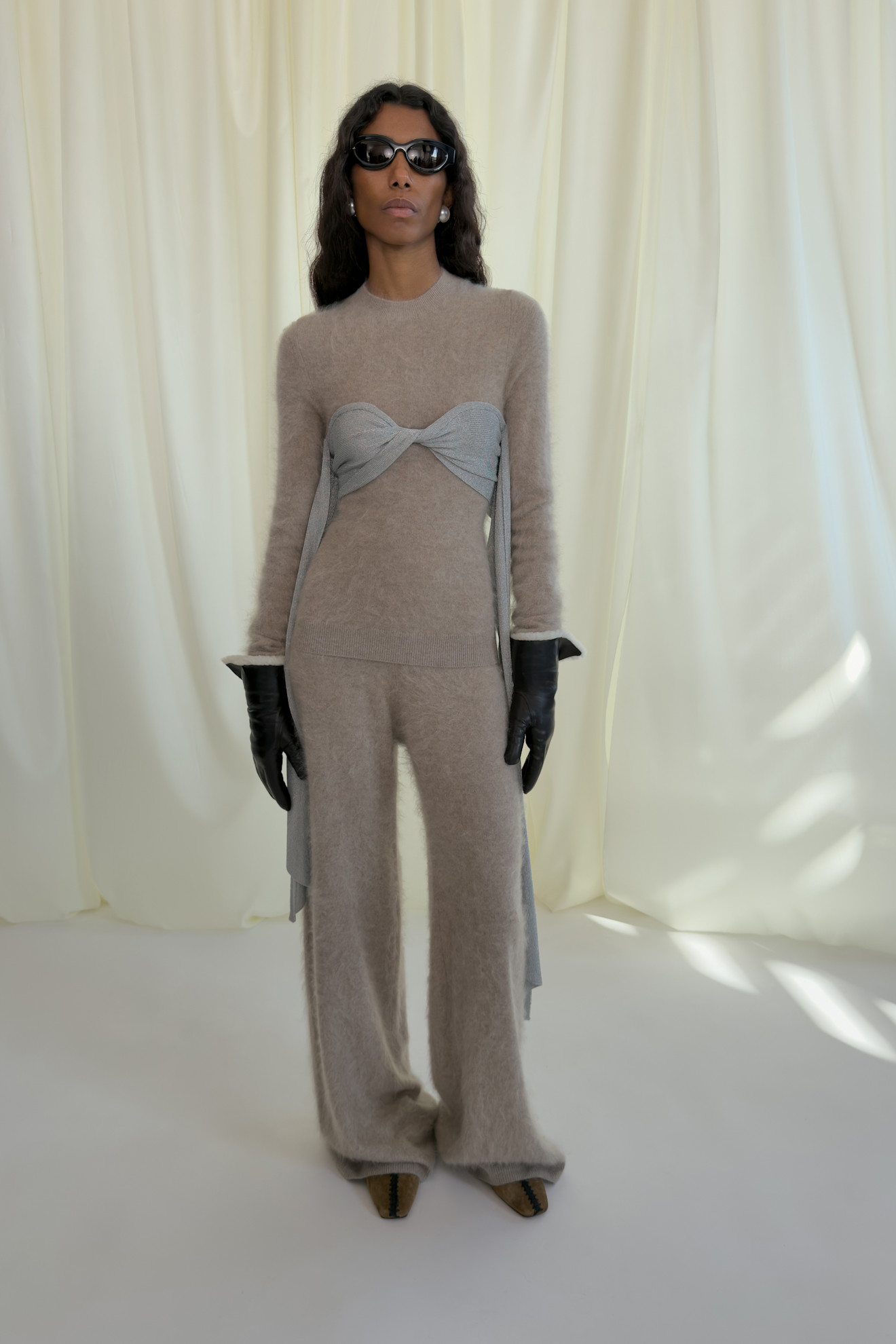 Нежный комплект из пушистого материала с серым акцентом на груди, дополненный черными перчатками и очками