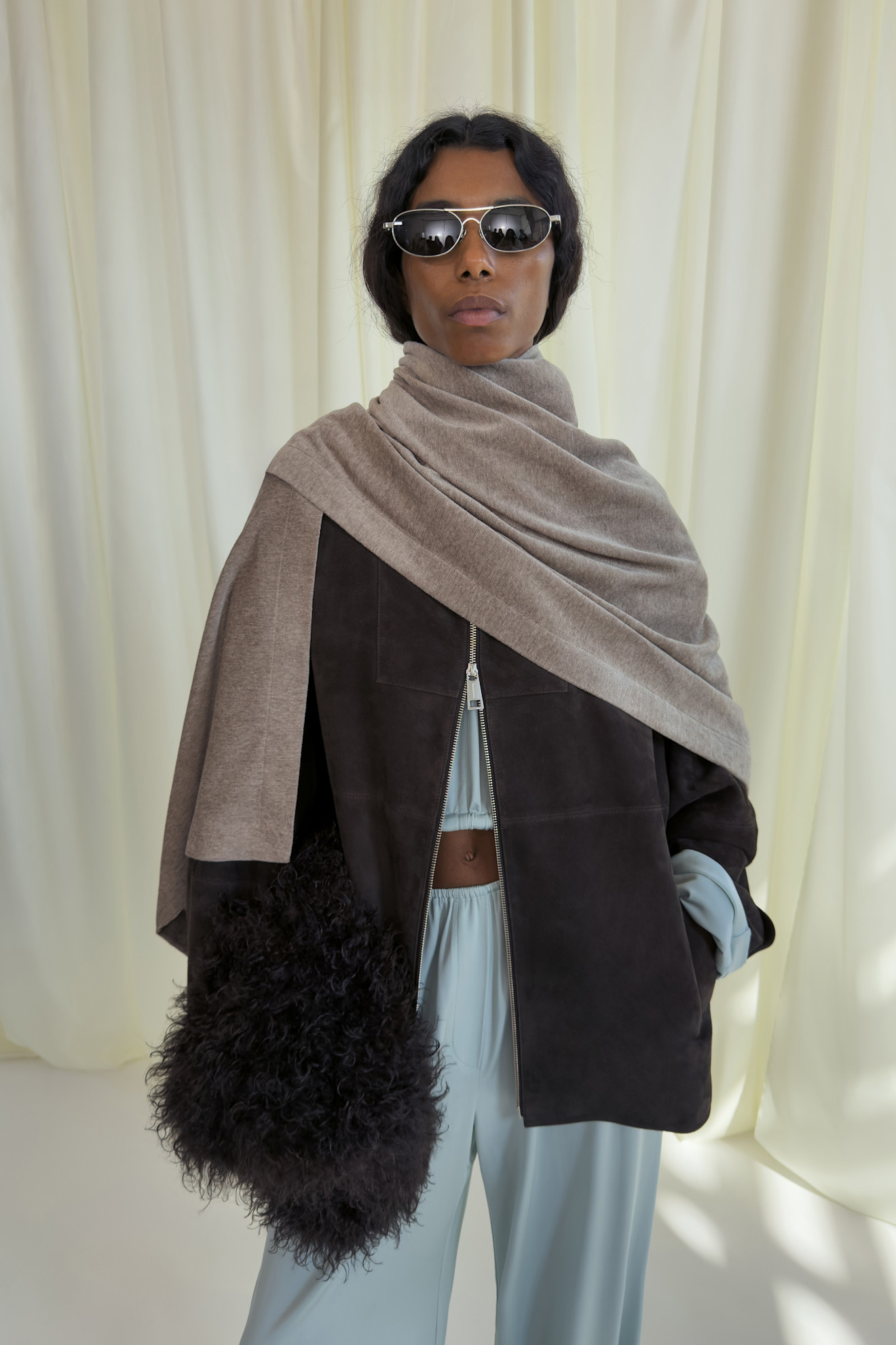 Модный образ с замшевой курткой и объемным шарфом, дополненный стильными очками и сумкой из меха