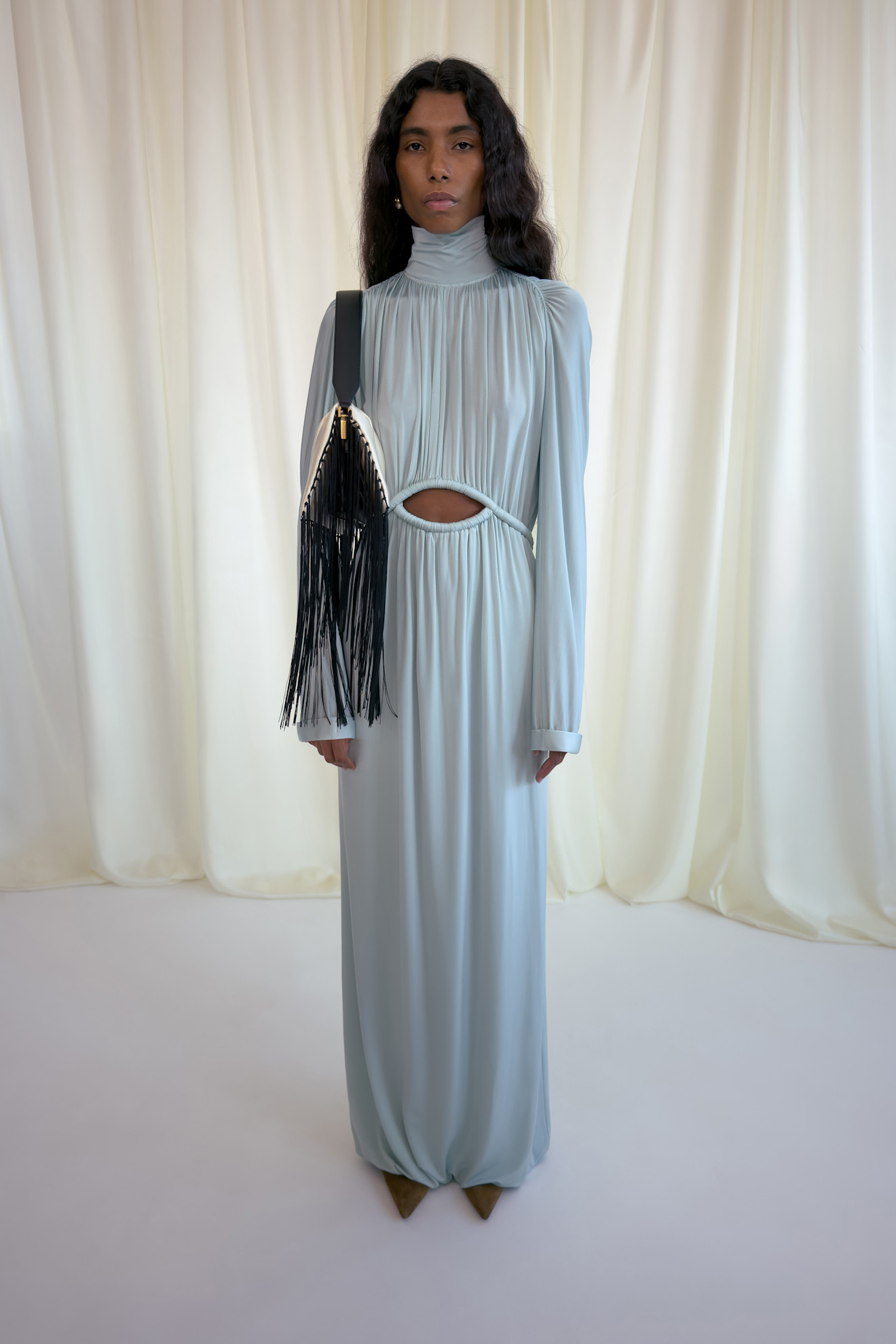 Легкое платье нежного голубого оттенка с вырезом на талии, акцентирующее внимание на изящных линиях и текстуре ткани