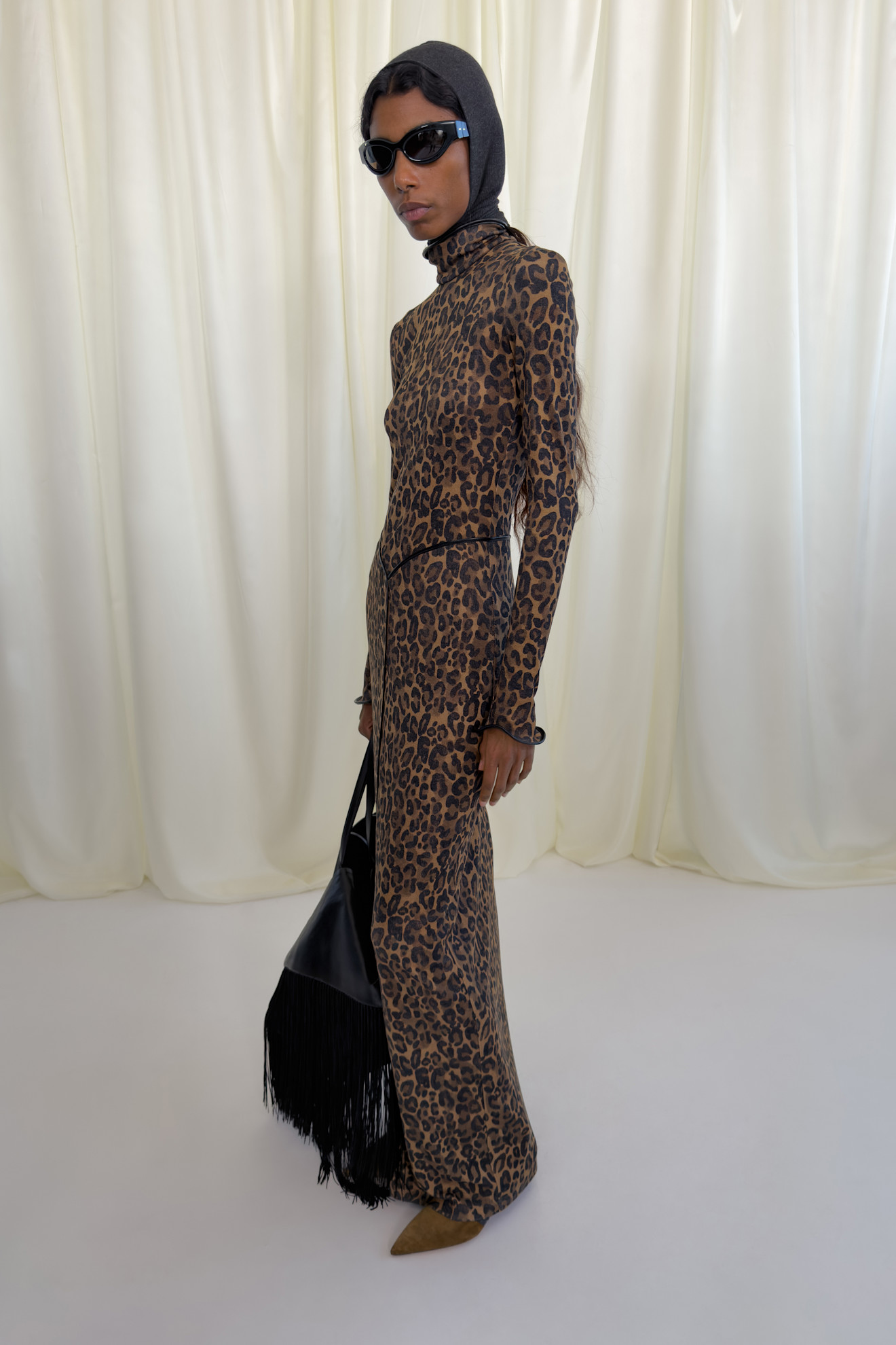 Льняное платье с леопардовым принтом и облегающим силуэтом, дополненное черной сумкой и темными очками