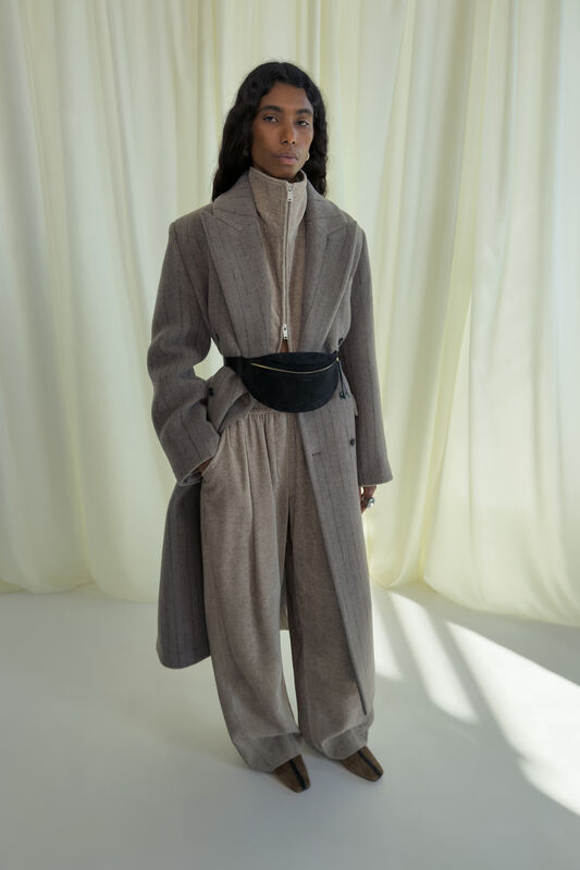 Стильный ансамбль с пиджаком в полоску и широкими брюками, дополненный поясной сумкой для акцента