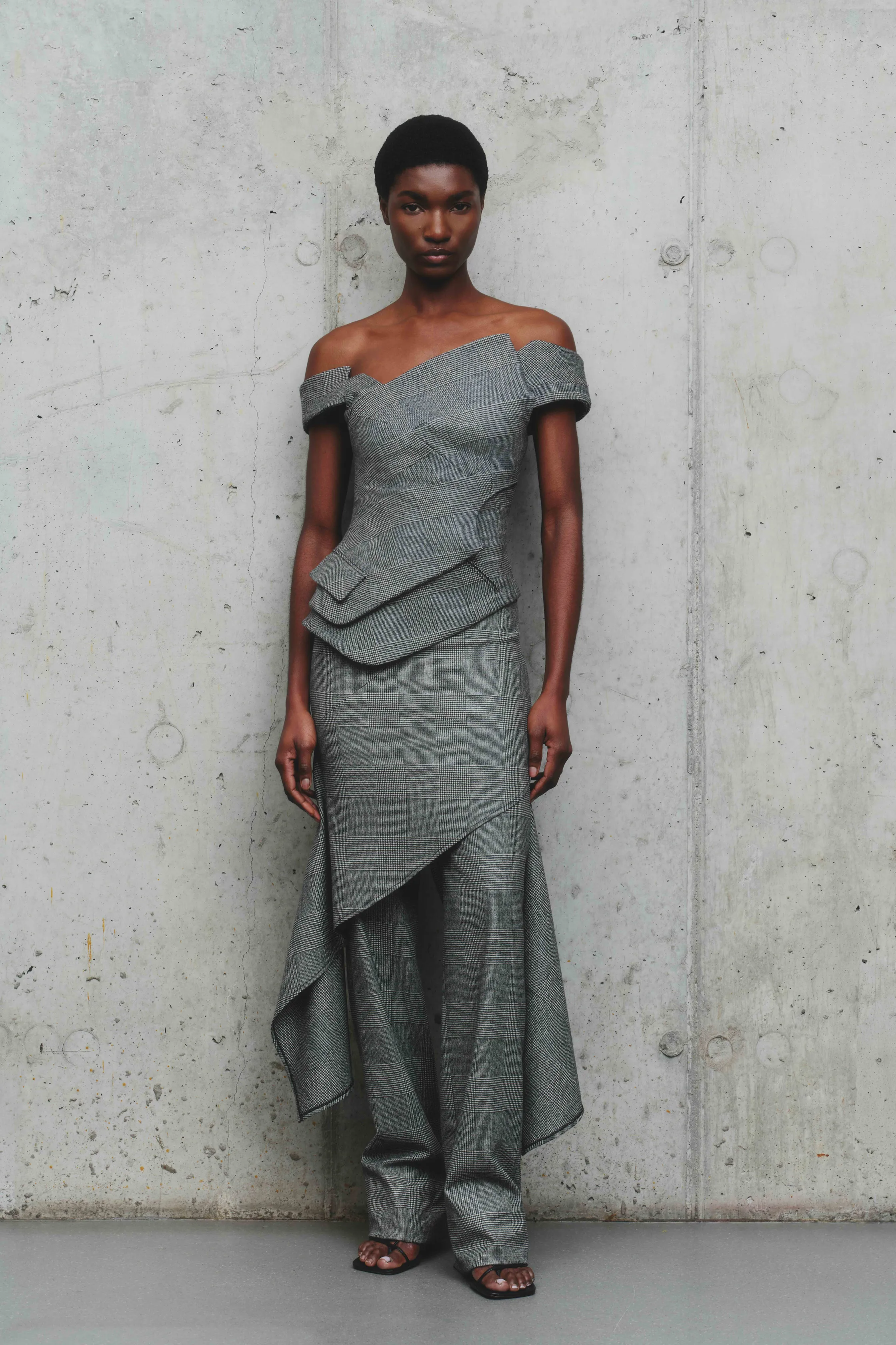 Элегантное платье с открытыми плечами и асимметричным подолом, выполненное в текстурированной ткани с узором