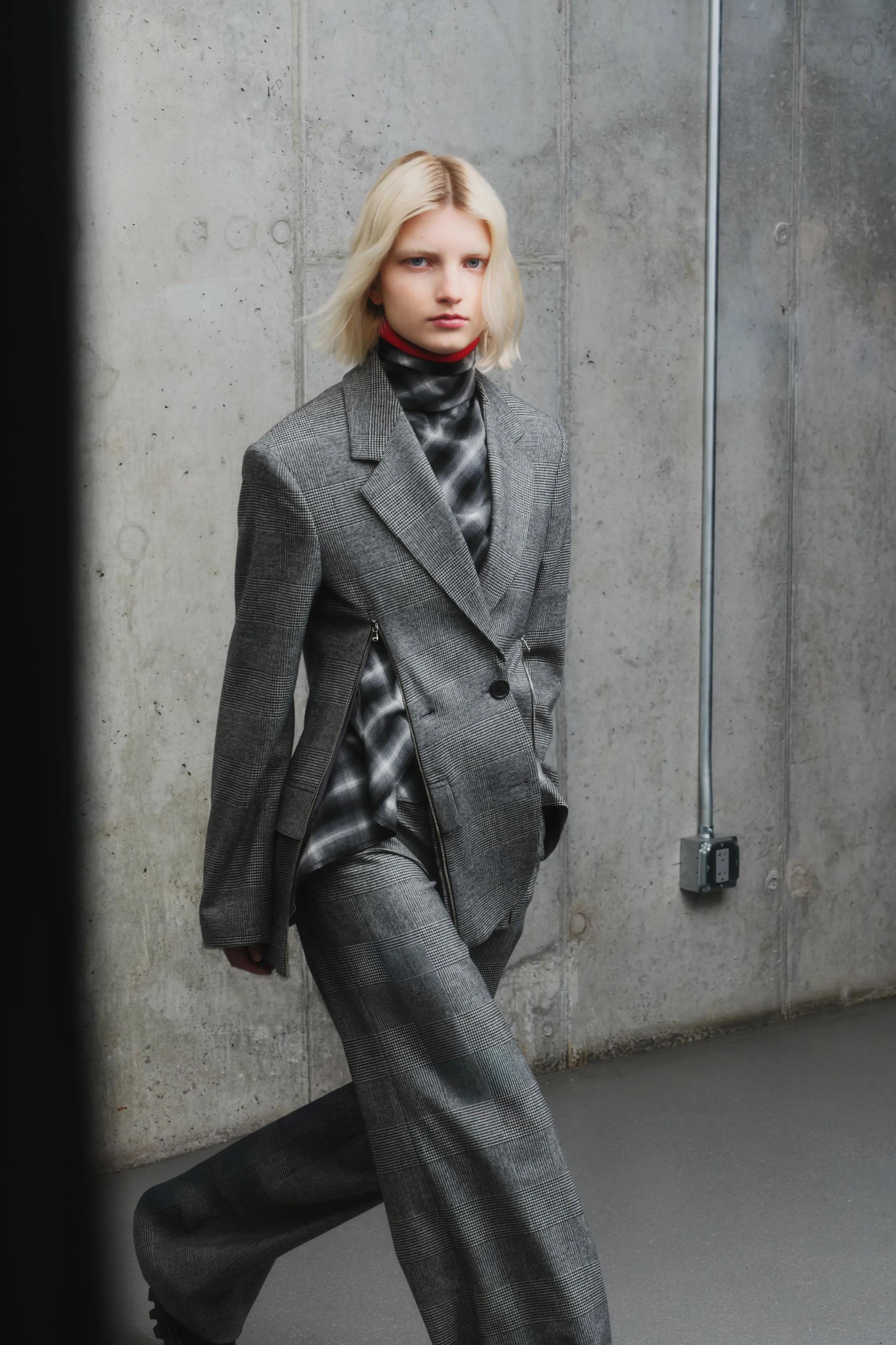 Модный образ с приталенным пиджаком и зипpered деталями, дополненный блестящим топом и широкими брюками