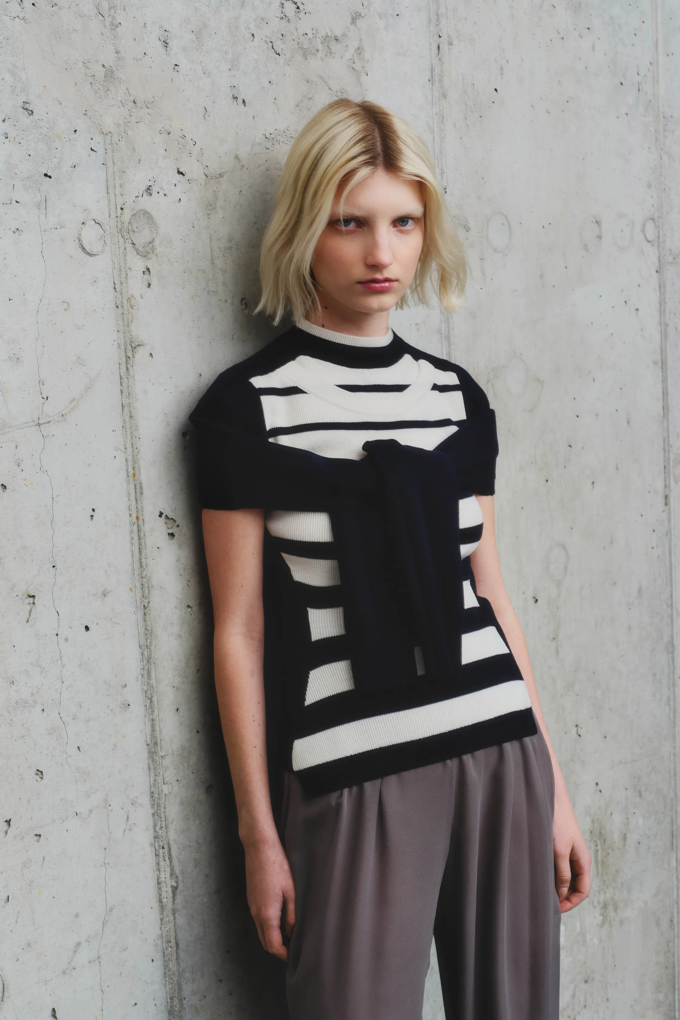 Минималистичный свитер с горизонтальными полосами, дополненный свободными брюками, подчеркивающий утонченность образа