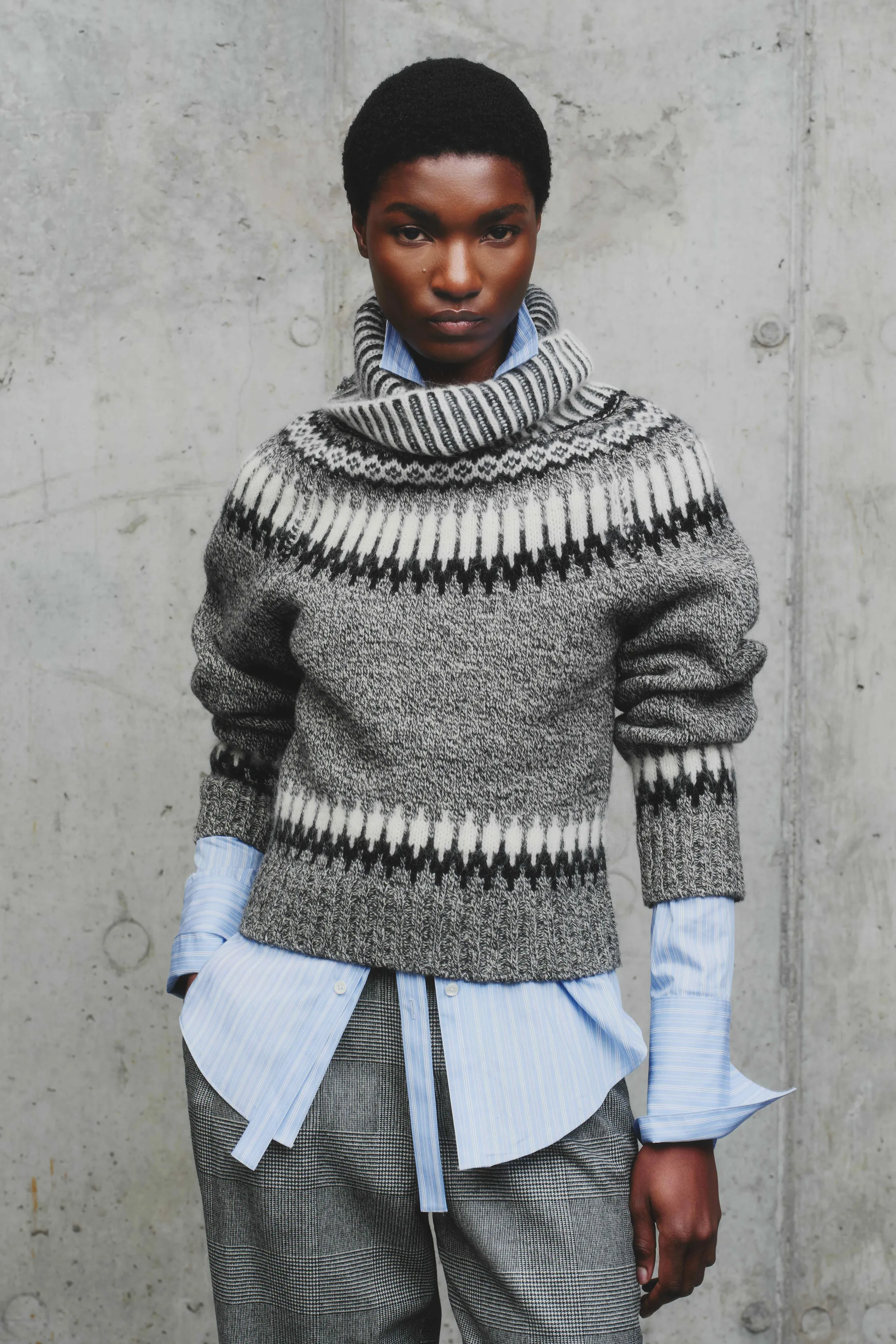 Теплый свитер с высоким воротником и графичным узором, гармонично сочетающийся с классической рубашкой и брюками