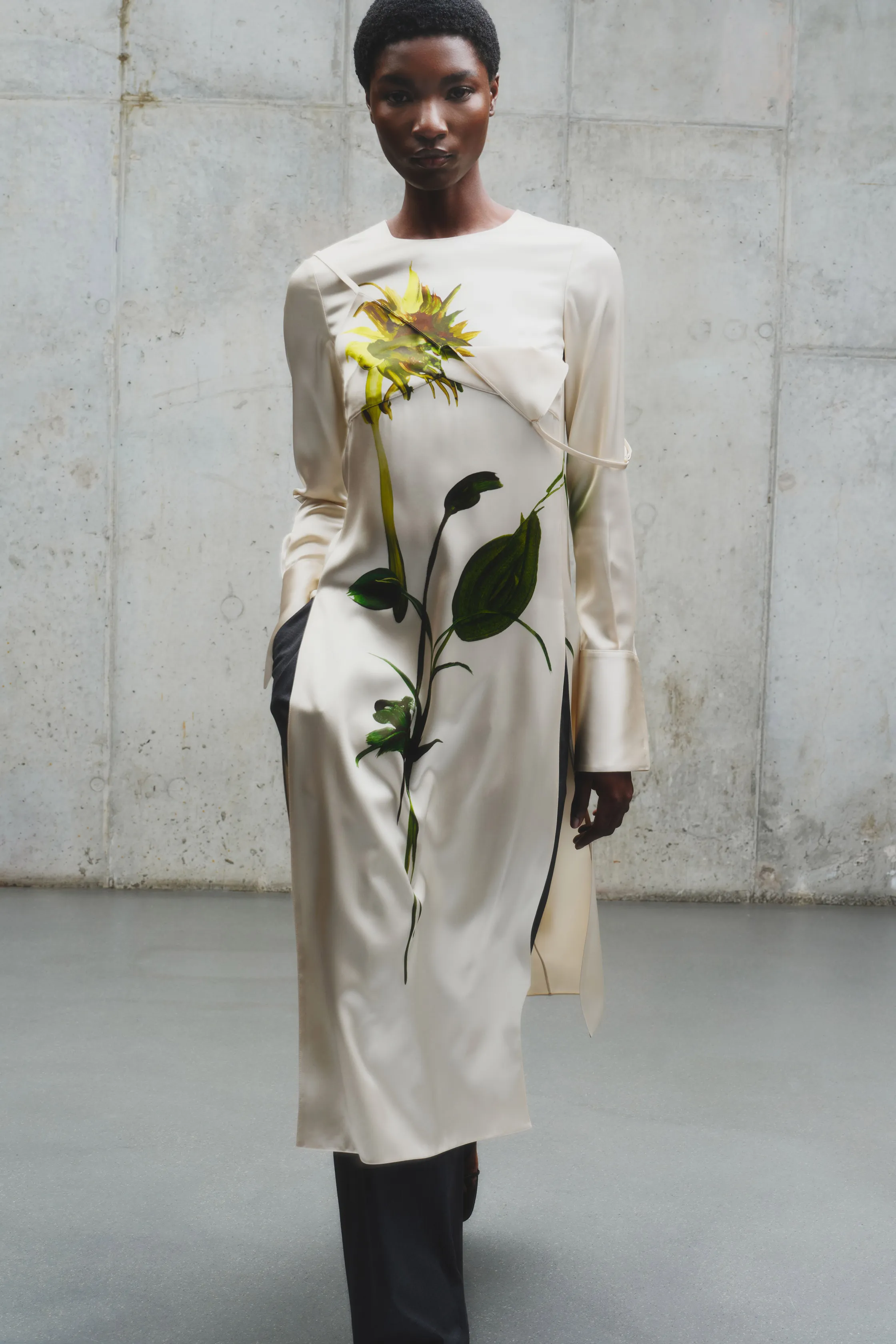 Кремовое платье с ярким цветочным принтом, подчеркивающее утонченность и современность, с длинными рукавами