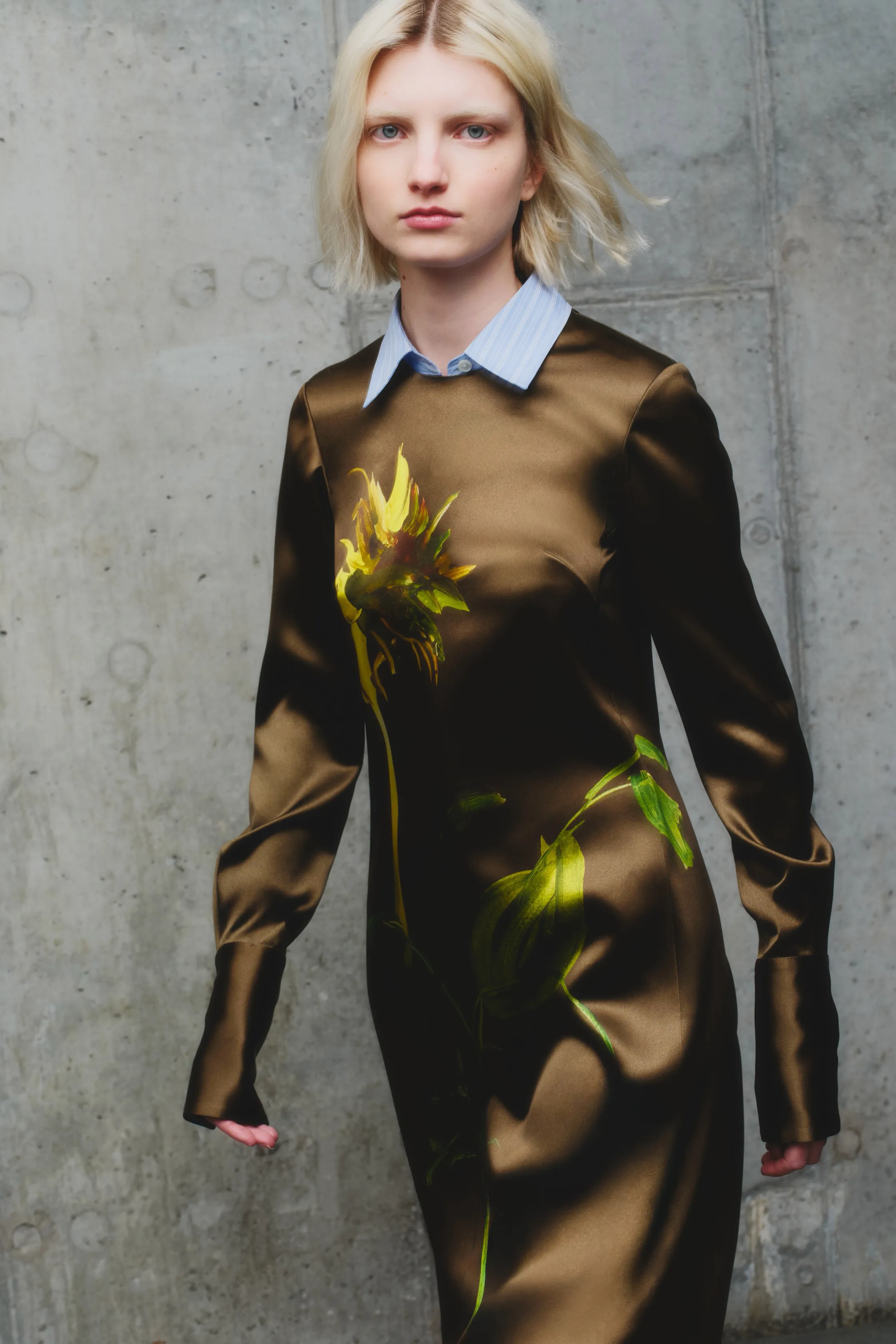 Шелковое платье с цветочным мотивом и классической рубашечной отделкой, создающее контраст между строгим и романтичным