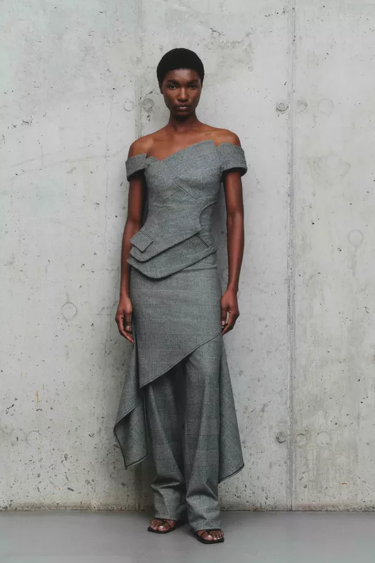 Элегантное платье с открытыми плечами и асимметричным подолом, выполненное в текстурированной ткани с узором