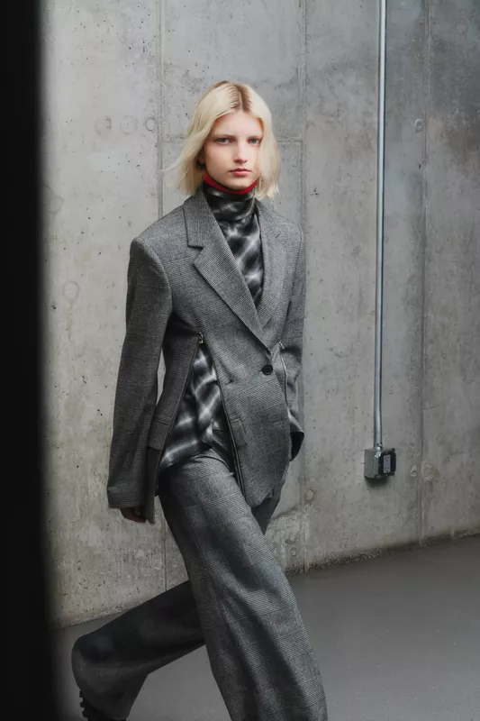 Модный образ с приталенным пиджаком и зипpered деталями, дополненный блестящим топом и широкими брюками