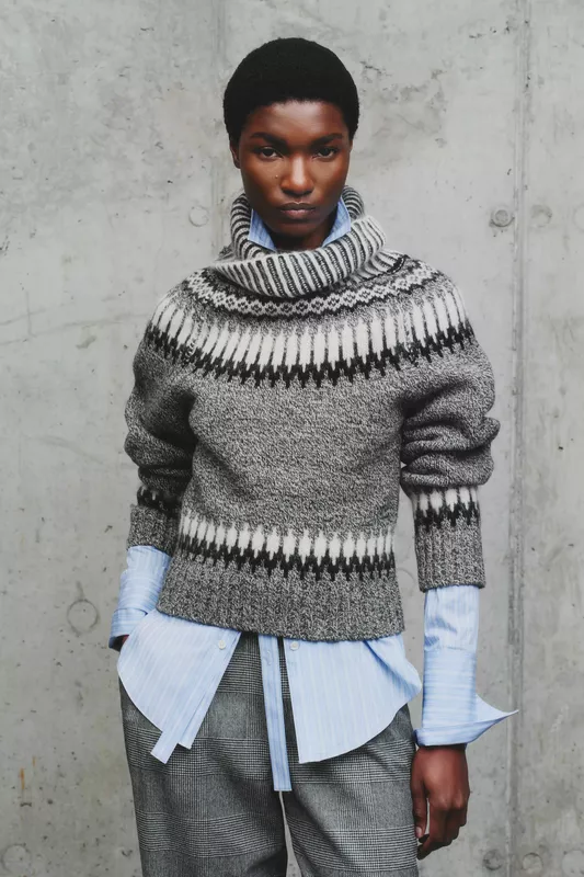 Теплый свитер с высоким воротником и графичным узором, гармонично сочетающийся с классической рубашкой и брюками