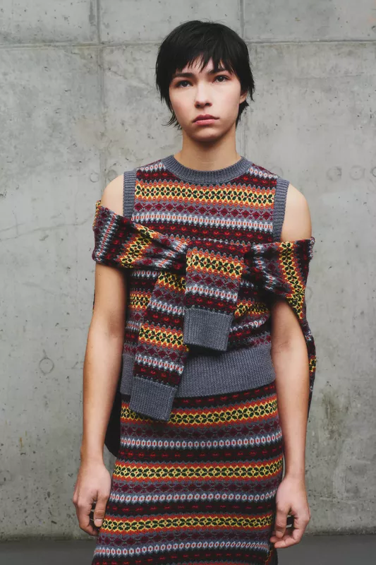 Яркий трикотажный наряд с геометрическим узором и открытыми плечами, создающий эффект легкости и креативности