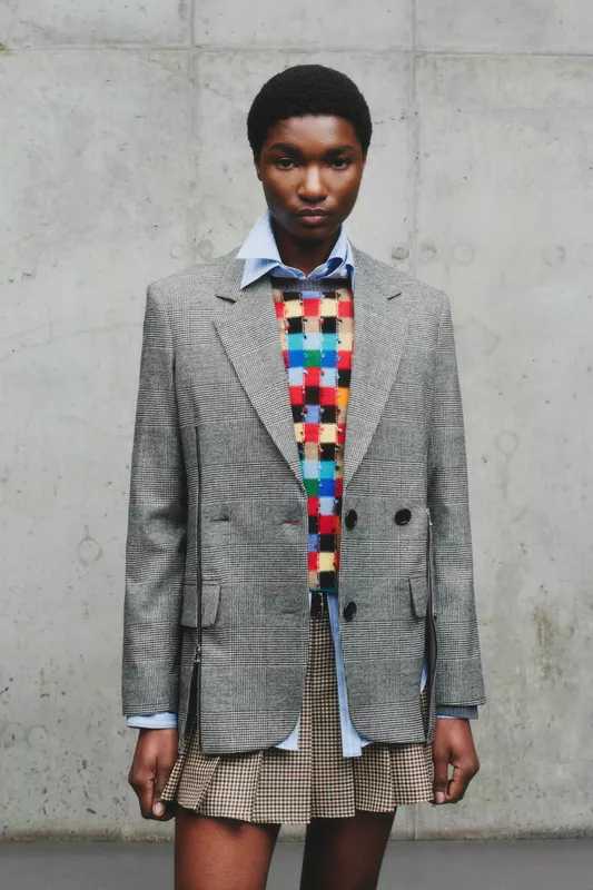 Элегантный пиджак в клетку с ярким свитером и мини-юбкой, сочетание формального и кэжуал стилей для смелого образа