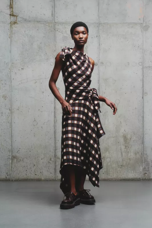 Платье с асимметричным кроем в клетку, сочетание коричневых и бежевых оттенков, акцент на текстуре ткани и обуви с платформой