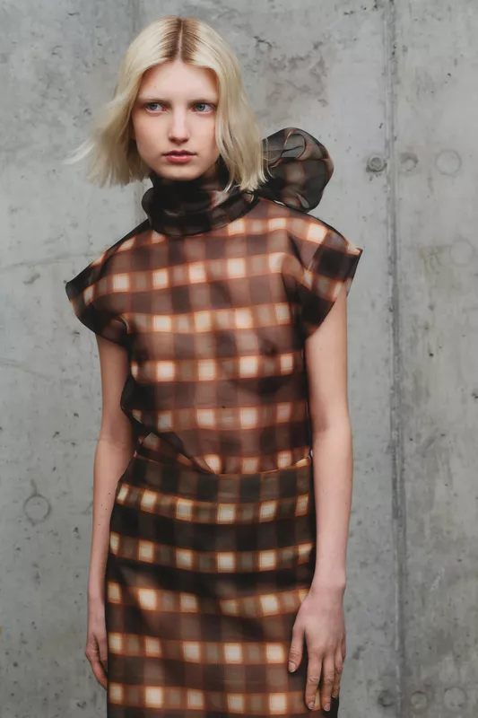 Полупрозрачное платье с клетчатым узором, нежные коричневые тона, объемный бант на плече, создающий романтичный образ