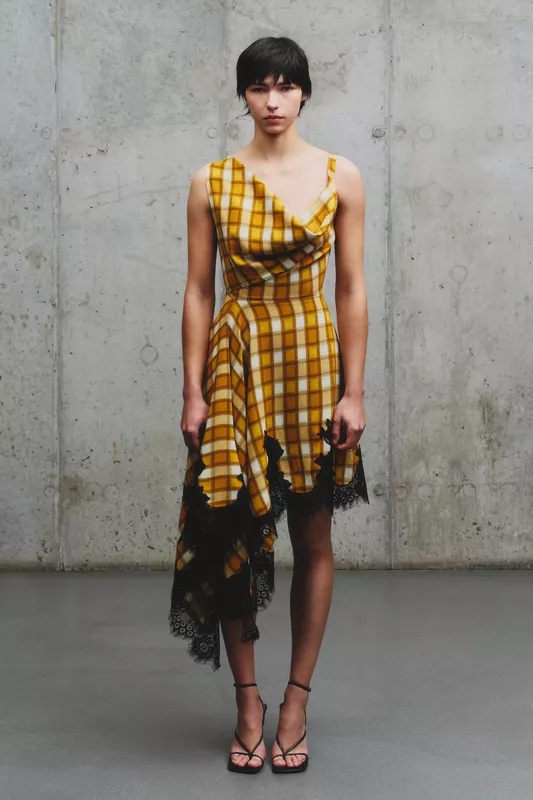 Яркое платье с драпировкой и черной кружевной отделкой, желтые и белые клетки, контрастный силуэт, подчеркивающий фигуру