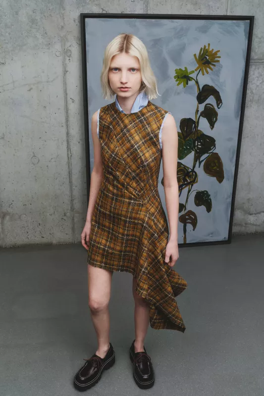 Платье с асимметричным подолом в клетку, теплые коричневые оттенки, сочетание с голубой рубашкой, создающее стильный контраст