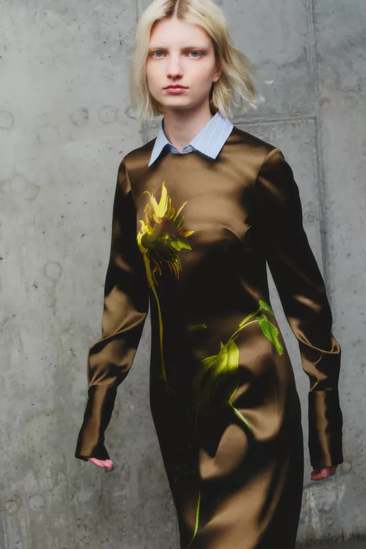 Шелковое платье с цветочным мотивом и классической рубашечной отделкой, создающее контраст между строгим и романтичным