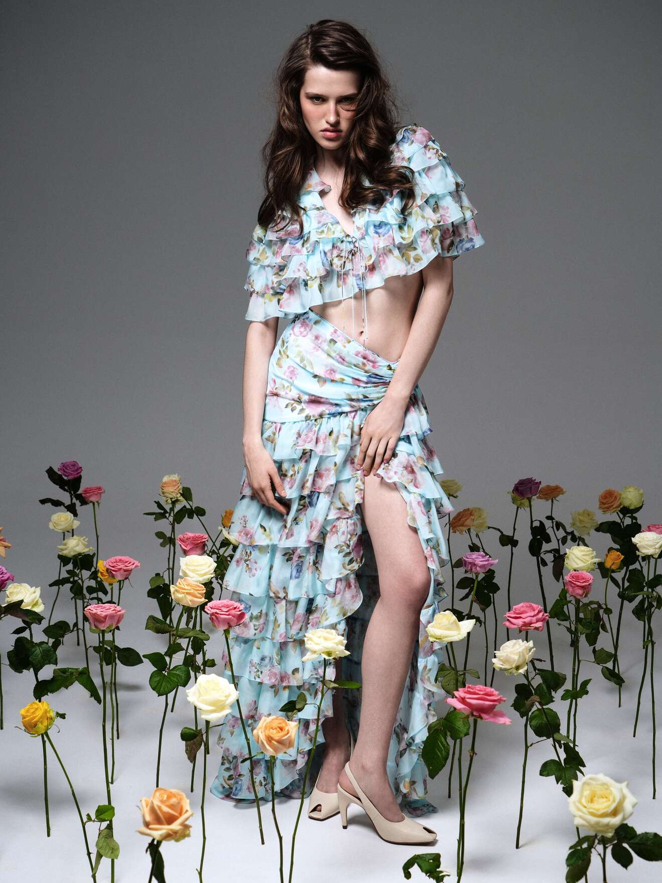 Модный комплект с рюшами и разрезом, сочетание нежного голубого и цветочного узора создает игривый образ