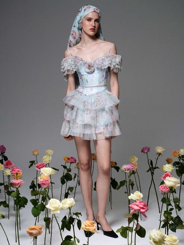 Платье с рюшами и цветами, дополненное платком, создает утонченный и женственный стиль