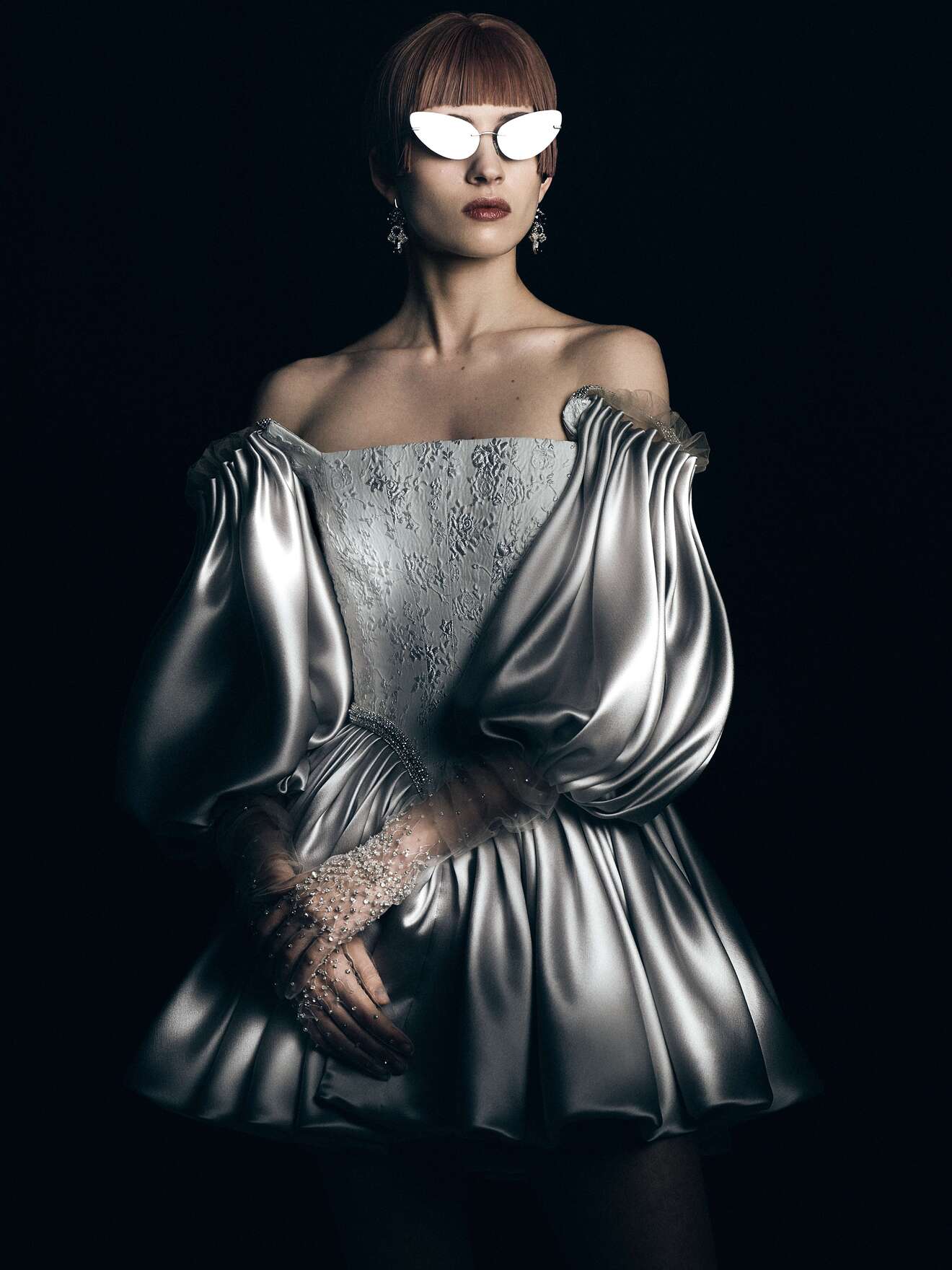 Платье с объемными рукавами и блестящей юбкой, украшенное кружевом, дополненное стильными очками и изысканными серьгами